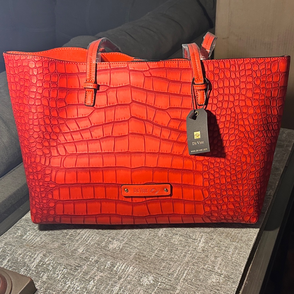 De Vesi Red Croc Embossed Vegan Leather Tote/wallet NWT – Some interior peeling